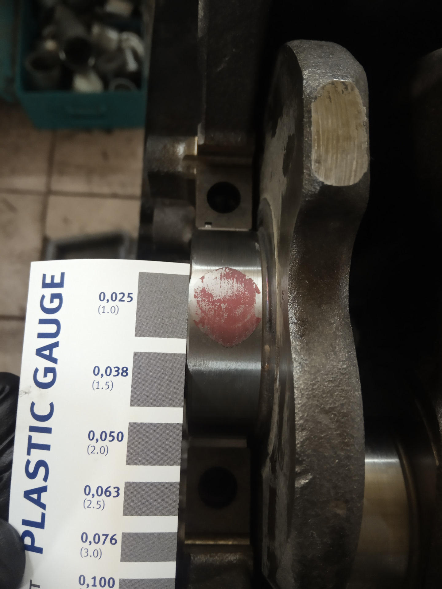 Зазор коленвал вкладыш какой. Зазор вкладышей коленвала 4b12. Зазор во вкладышах коленвала f16d3. Бугель коленвала. Зазор коренных вкладышей ауди.