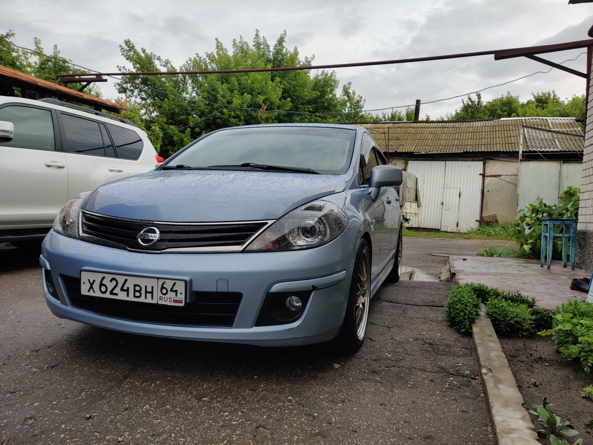 Nissan установка. Nissan Tiida 2008 заводской галоген. Тиида с11 дорестайлинг. Nissan Tiida парктроник передний. Передний парктроник Ниссан Тиида.