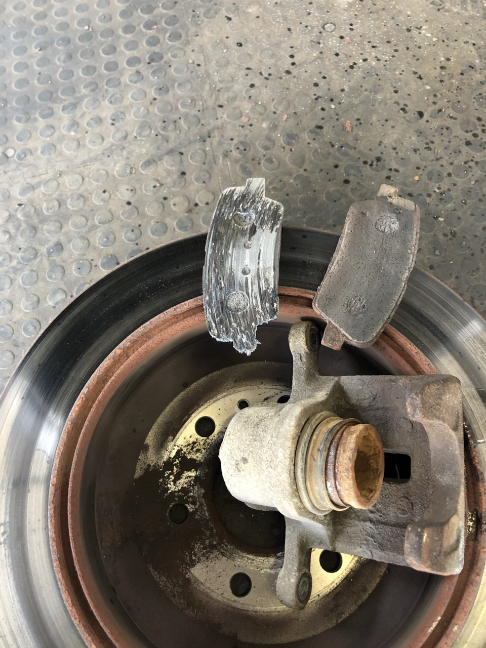 Ремонт тормозной системы [всё поршня + чистка + зад. диски колодки ...