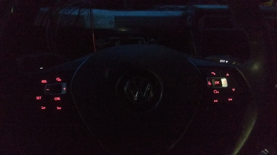 Подсветка ног volkswagen polo. Подсветка ног фольксваген поло. Подсветка кнопок стеклоподъемников поло седан 2011. Подсветка кнопок поло седан. Подсветка салона volkswagen polo.