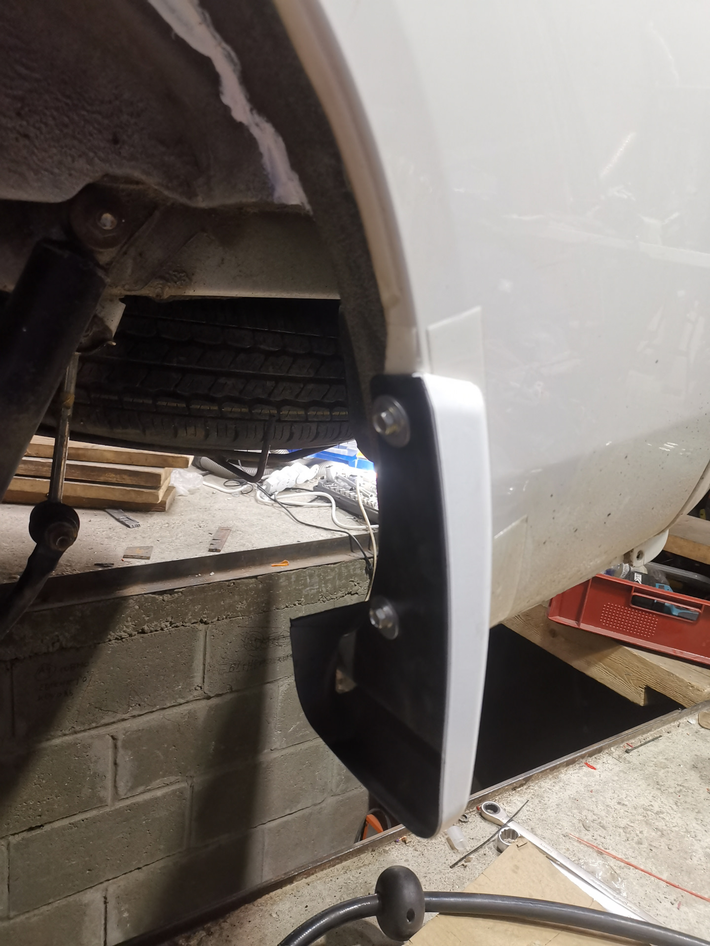 5. Установка брызговиков цвет кузова. Обработка скрытых полостей ...