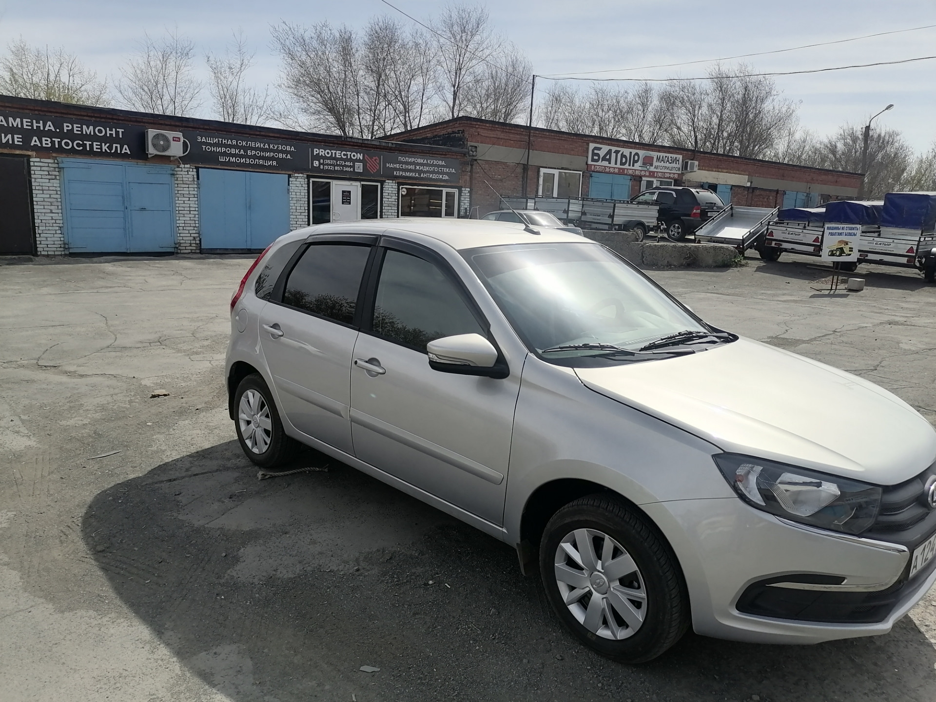 Установка дефлектора боковых окон и полоса тонировки на лобовое — Lada ...