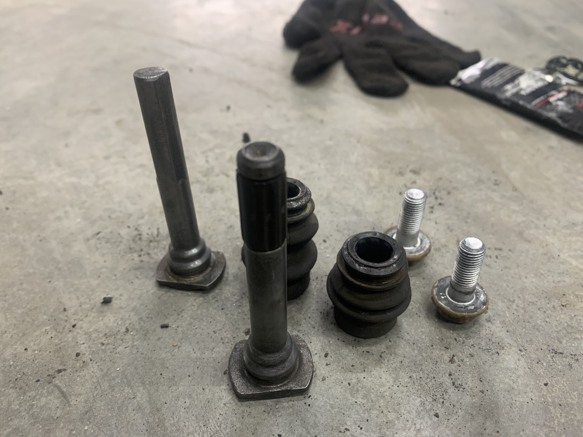 Заклинило направляющие суппорта. Как установить пыльник на суппорт митсубиси паджеро спорт. Заклинило направляющие суппорта. Bse z3 задний суппорт заклинил. Заклинило направляющие суппорта.