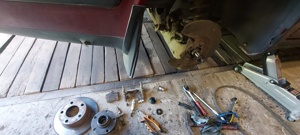 Замена ступичного подшипника и цапфы — Audi 100 (C4), 2,3 л, 1991 года ...