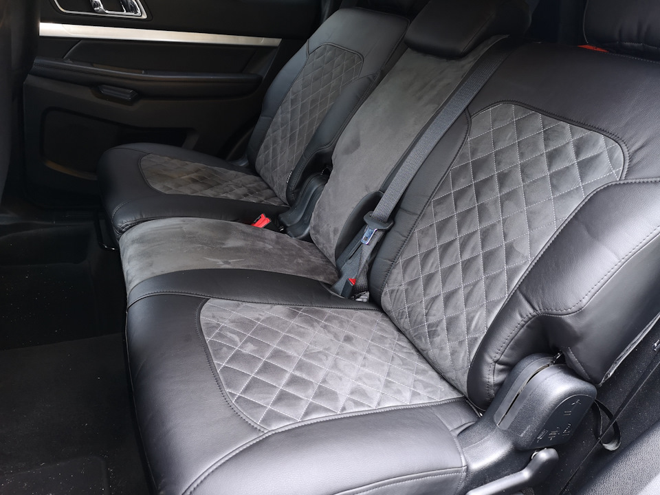 Да, центральная часть дивана из альки — это спорно. Может переделаю. — Ford Explorer (5G)