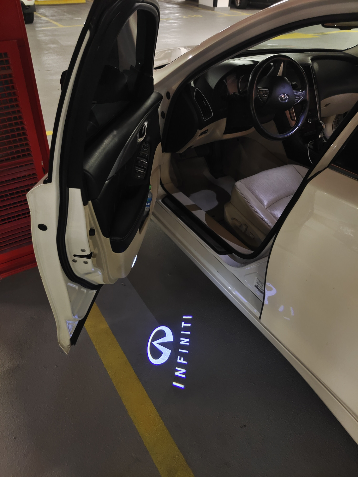 Замена ламп дверей с проекцией логотипа — Infiniti q50, 2 л., 2016 года ...