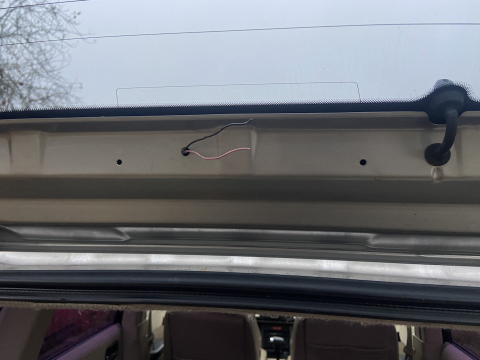 Делаем отверстие под проводку и проволочкой достаем провод из жгута, эти провода у меня были, так как на старой крышке уже был стоп, а на новой с пруля стопа не было — Nissan X-Trail I (t30)