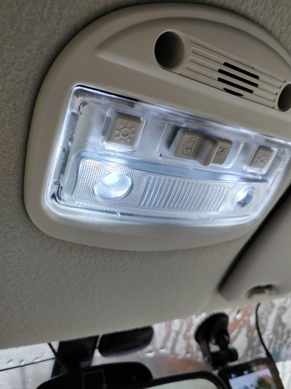 Плафон освещения 💡 — Lada Гранта (1G), 1,6 л, 2016 года | запчасти | DRIVE2
