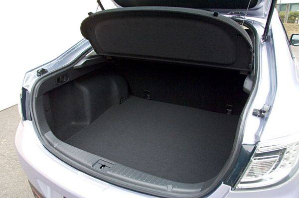 Как открыть капот Mazda 3 с севшим аккумулятором?