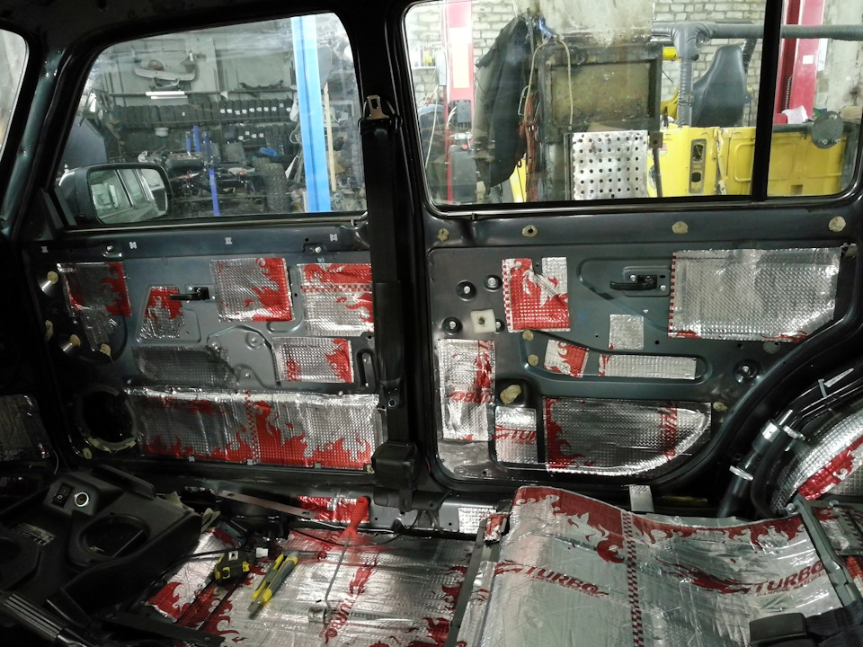 Задние динамики на ниву урбан. rEAAAgKpguA 960. Задние динамики на ниву урбан фото. Задние динамики на ниву урбан-rEAAAgKpguA 960. картинка Задние динамики на ниву урбан. картинка rEAAAgKpguA 960. На одном из форумов увидел, что народ для установки акустики делает плоскую утолщённую полку взамен заводской с углублениями.В своё время я так же этим озадачился, но то что я видел в продаже меня не впечатлило.Возникла задачка на интерес — вставить акустику без потери общего дизайна.К сожалению фото процесса изготовления я не делал, покажу только результат.Простите за низкое качество фото, делал на обычный телефон который для разговоров.:-).Не поленился снять полку и затащить в дом.