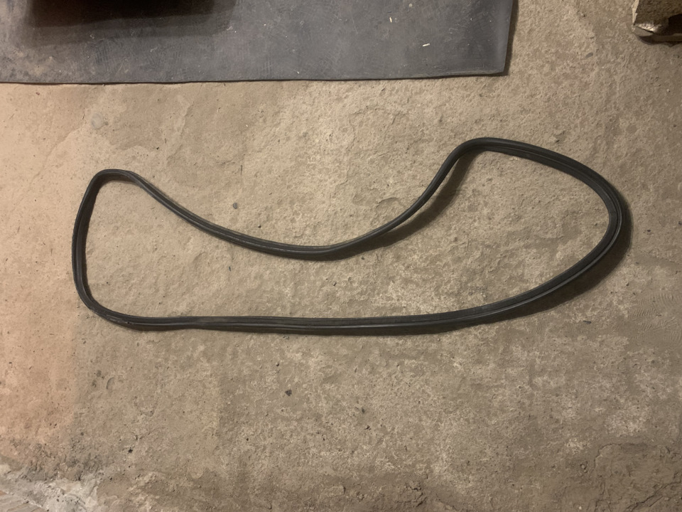 Уплотнитель багажника. — Mercedes-Benz C-Class (W202)