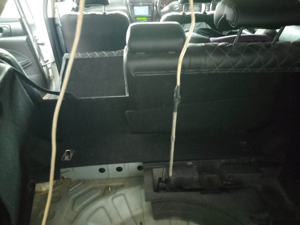 С помощью такого сложного приспособления проводим провод по левой гофре крышки багажника и крыши и далее под обшивкой багажника и левого крыла ведём этот провод к задней средней части ванны — Toyota Caldina (241)