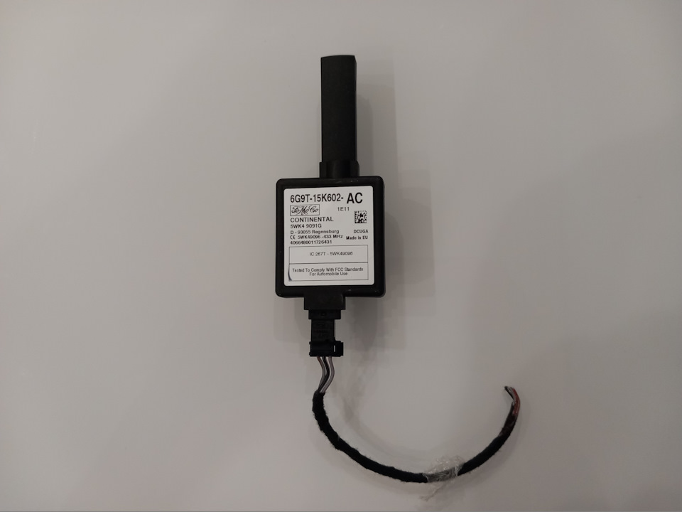 Антенна для бесключевого запуска двигателя — Ford Focus Hatchback III. Запчасти на фото: 6G9T15K602AC