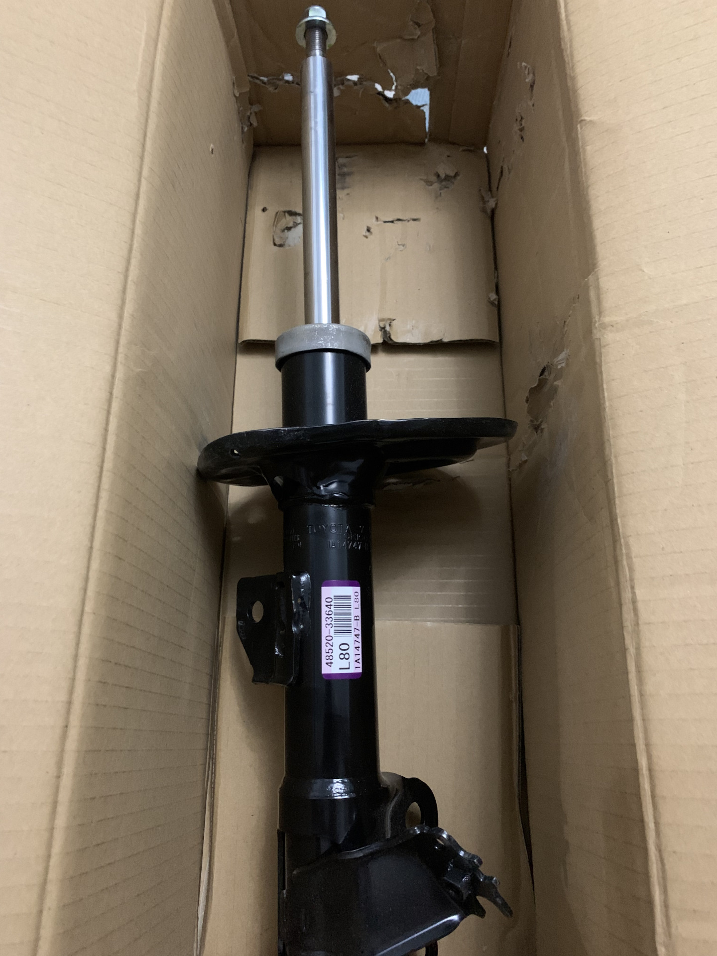 Амортизатор камри 50. Амортизаторы тойота камри 50. Амортизаторы передние тойота камри 50. Стойка камри 40. Стойки передние тойота камри 50.