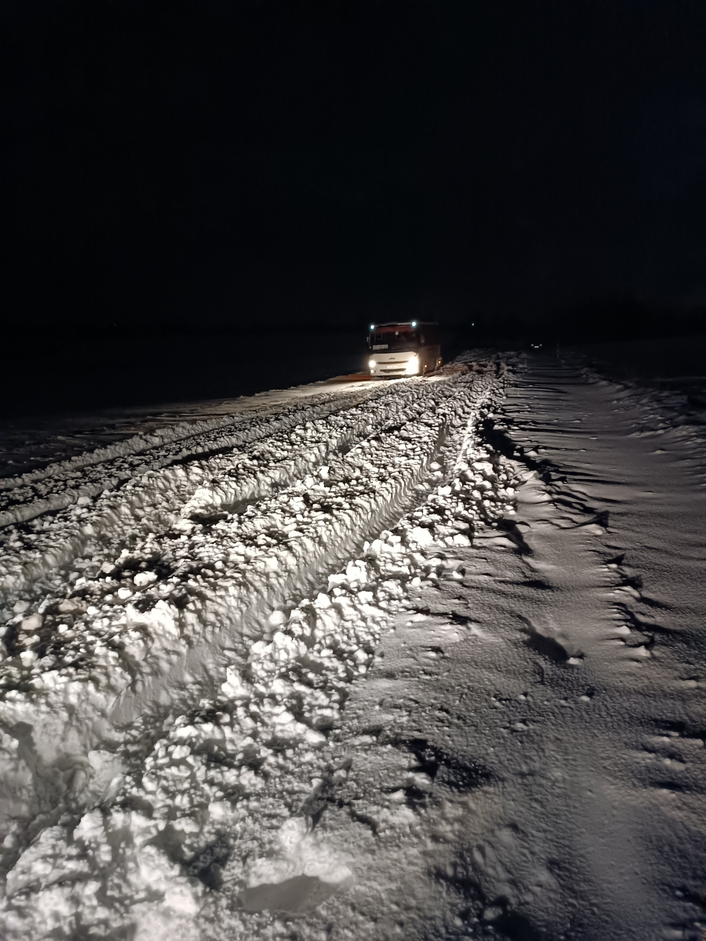 Замело снегом замело в ночь. Дорогу замело. Снег. Дорога заметенная снегом ночь. Снежное утро.