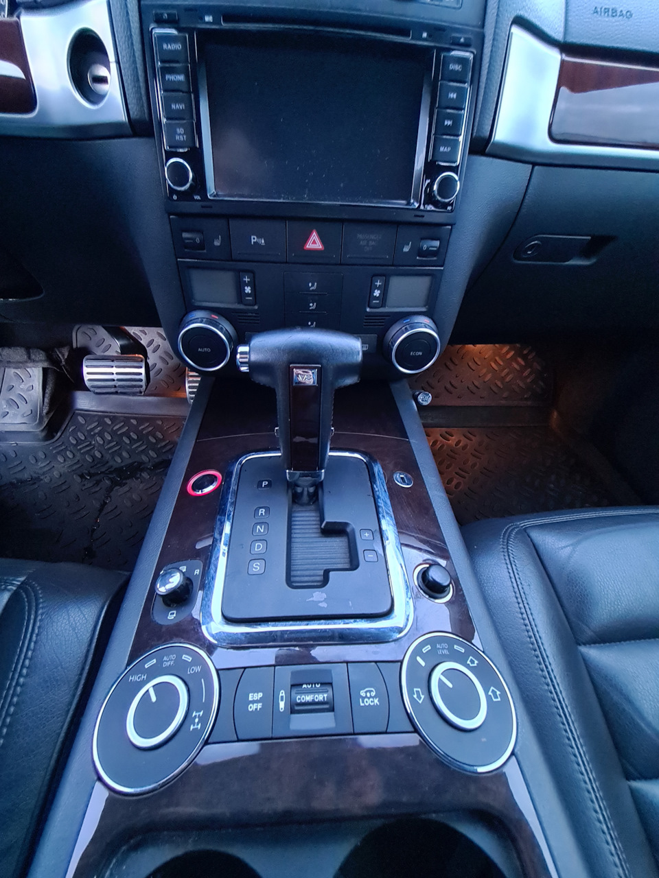 Домкрат touareg. Режим домкрата Touareg 2007. Режим домкрата Туарег 2018-2019. Туарег 2021 режим домкрата. Как поставить режим домкрата на туареге 2008 года.