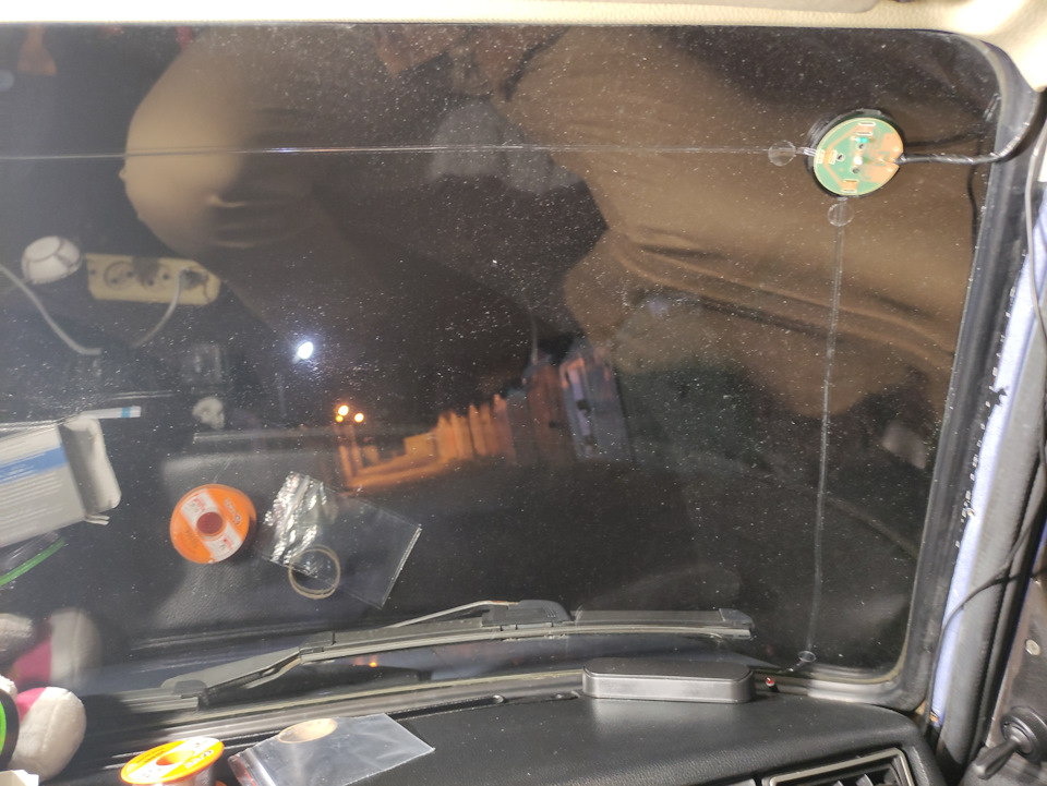 Клеить на тёплое стекло. Чтобы это обеспечить, пришлось прогреть салон. При этом соблюдая золотую середину, чтобы не стало жарко, а то на стекле выпадет конденсат. В этот вечер мотор впервые на моей памяти работал-работал и просто заглох ни с того, ни с сего, что меня весьма озадачило. Надеюсь, что это не бензонасос умирает, а хотя бы регулятор ХХ, так как лезть в бак по зиме не очень-то хочется. — Lada 210740