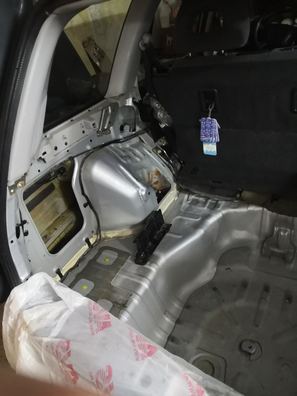 Две розетки вместо пепельницы — Chevrolet Niva, 1,7 л, 2005 года ...
