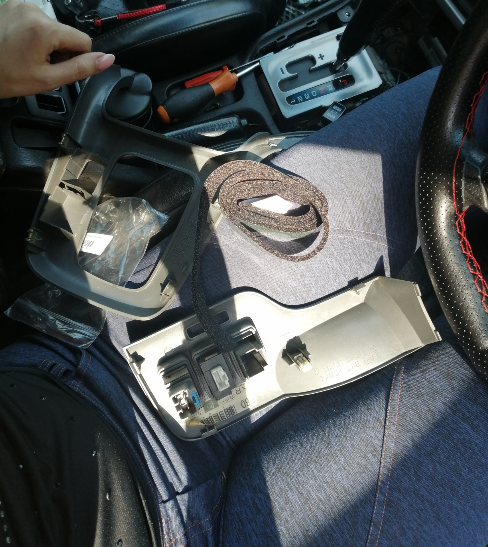 Вода под пассажирским ковриком, сетка в жабо — Lada Приора хэтчбек, 1,6 ...