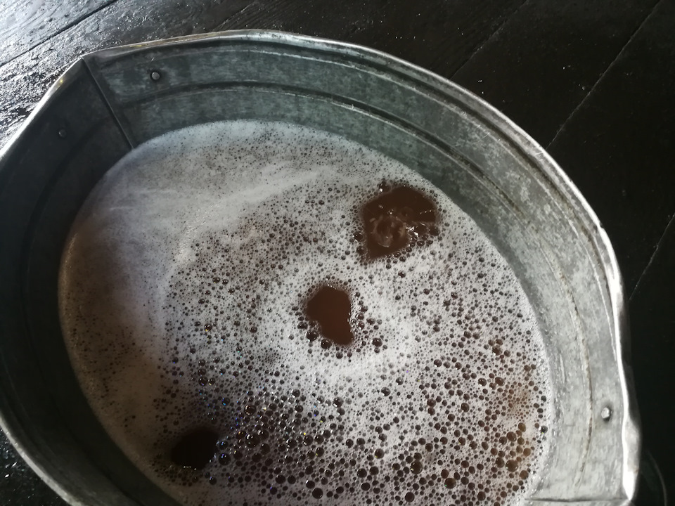 Ну и вторая промывка просто дистиллированной водой, на заведённом двигателе 10 минут, конечно уже чище — Daewoo Nexia (2G)