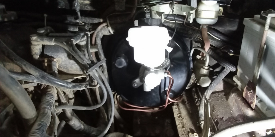 Вут газель бизнес на ниву. rIAAAgOFL A 960. Вут газель бизнес на ниву фото. Вут газель бизнес на ниву-rIAAAgOFL A 960. картинка Вут газель бизнес на ниву. картинка rIAAAgOFL A 960. Всем привет…Давно меня беспокоили тормоза. То есть я не хочу сказать, что их не было. Они были и для лифтованного шевика на 29х колесах свою роль выполняли весьма сносно… Только вот педалькка в последнее время стала какая-то ватная, не информативная… То лучше тормозит, то похуже. При чем я даже не понимал от чего это зависит и приходилось всегда держать хорошую дистанцию, потому как не знаешь с какой силой в следующий раз надо нажать на педаль, чтобы успеть оттормозиться… Езда с таким поведением системы, да еще и одной из основных само по себе не безопасно, да еще и жутко не комфортно морально… Думал я и на колодкки (давно уже поменять пора бы) и на воздух в системе и еще бог весть на что, а руки все не доходили посмотреть по подробней (машина сейчас больше стоит, чем ездит и в рамках подготовки к следующему сезону все внимание уделяется другим жизненно важным =уже на бездорожье= функциям и системам)… Но в один прекрасный день при торможении раздался таки предательский ПШИК… Чтож, все понятно, видимо и про тормоза все же пришло время вспомнить)))