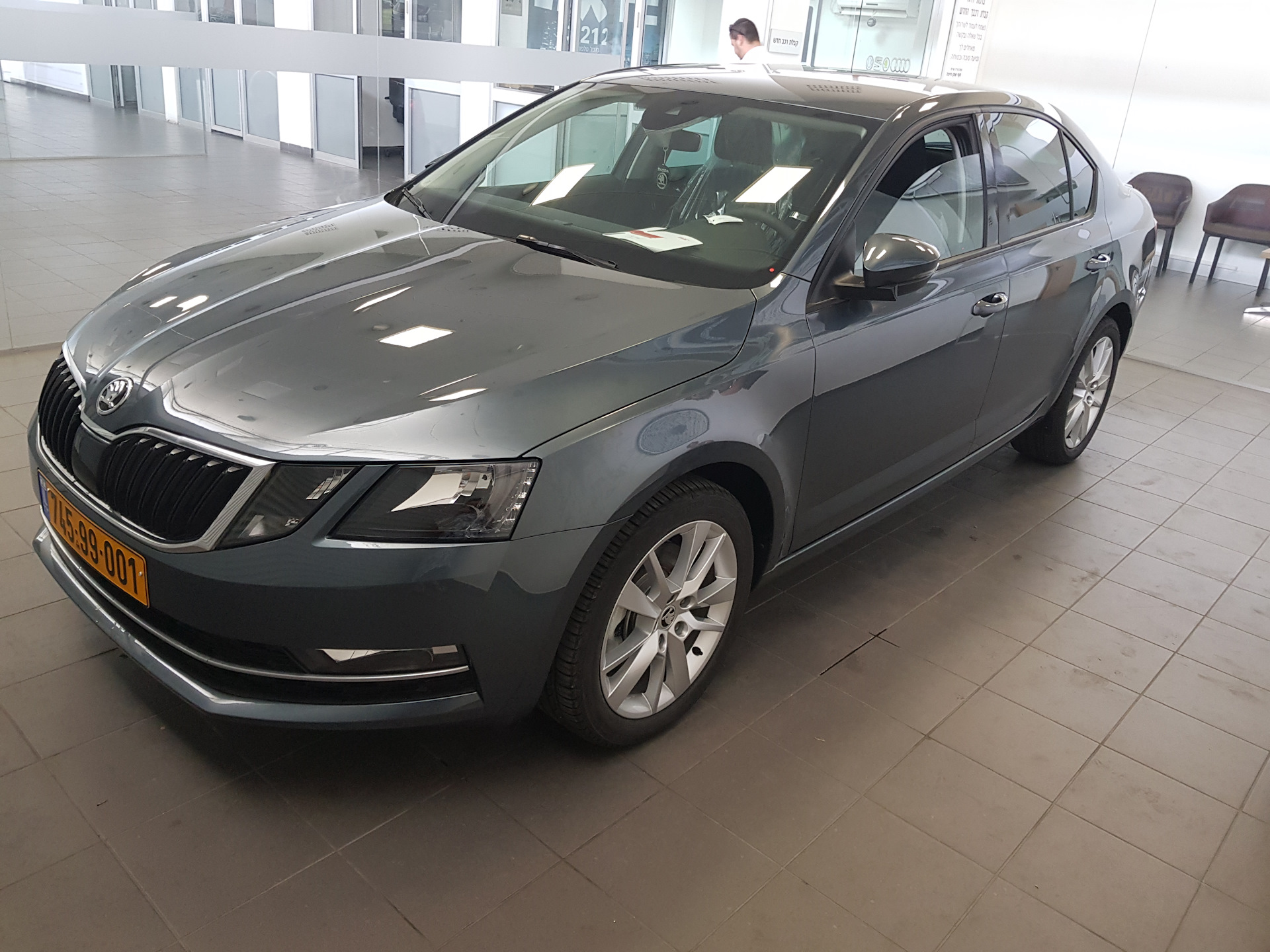 Skoda octavia серая. Skoda Octavia a8 Grey. Skoda Octavia a8 серая. Quartz Grey Skoda.