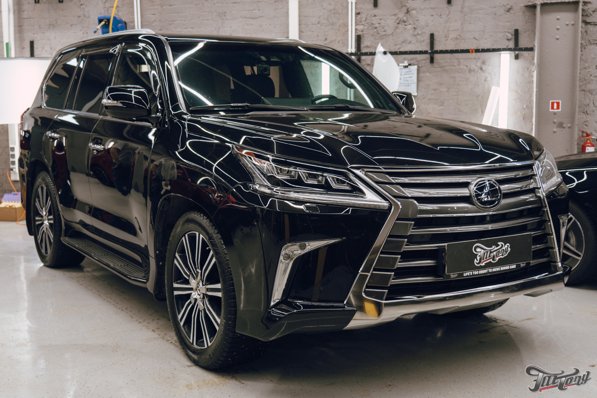 Кузовной ремонт Lexus LX570 после аварии. Оклейка. Шиномонтаж — FatTony на  DRIVE2