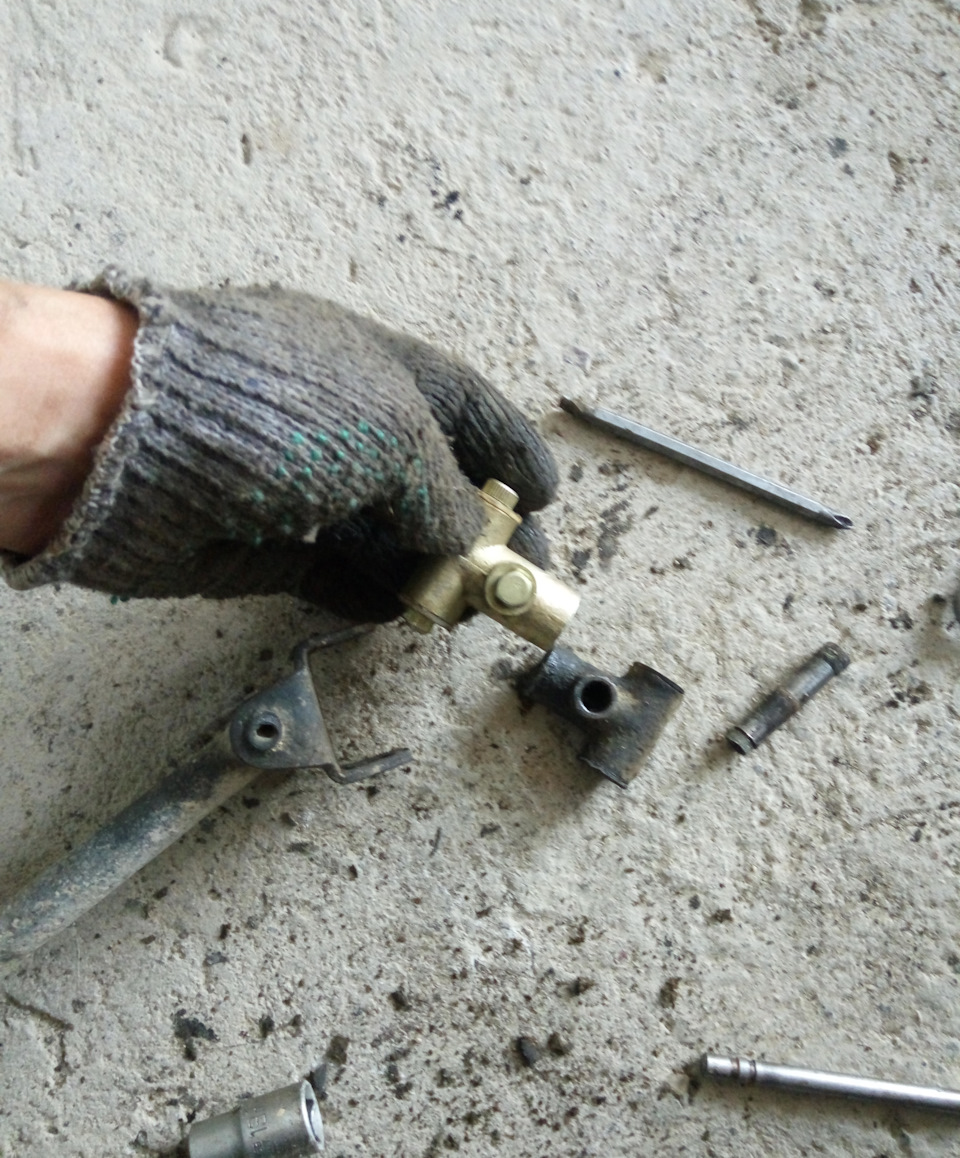 Подушка раздатки Нивы на кпп 2141. Порвал)) — Москвич 2141, 1,7 л ...