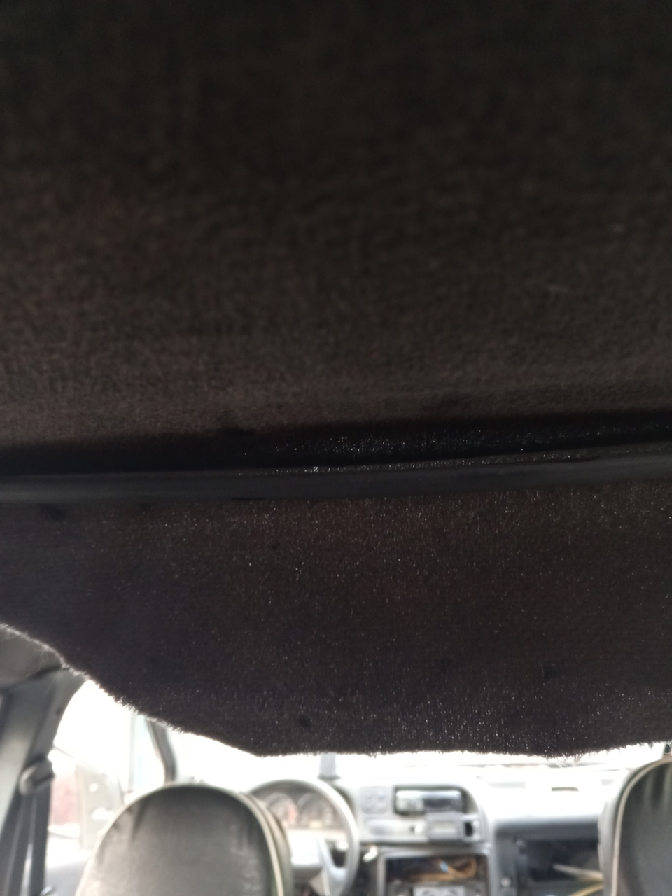 Прикрутив крайние саморезы, был в шоке от прогиба рамки. Кстати в корпусе люка не все отверстия просверлены, некоторые просто намечены, я вкручивал саморезы без сверловки. — Lada 2120 Надежда