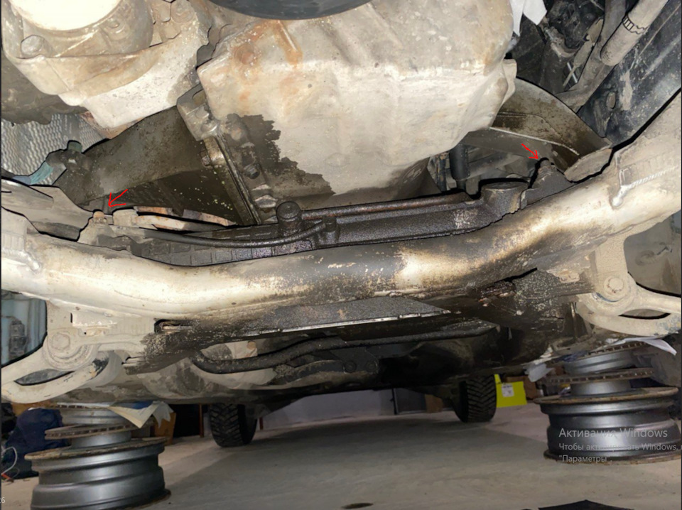 Красными стрелками показаны 2 болта крепления рейки к подрамнику. — BMW 5 series (E39)