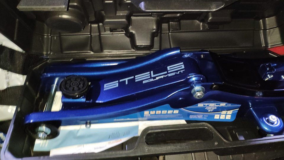 Домкрат подкатной стелс — Ford Focus Hatchback III, 2 л, 2012 года ...