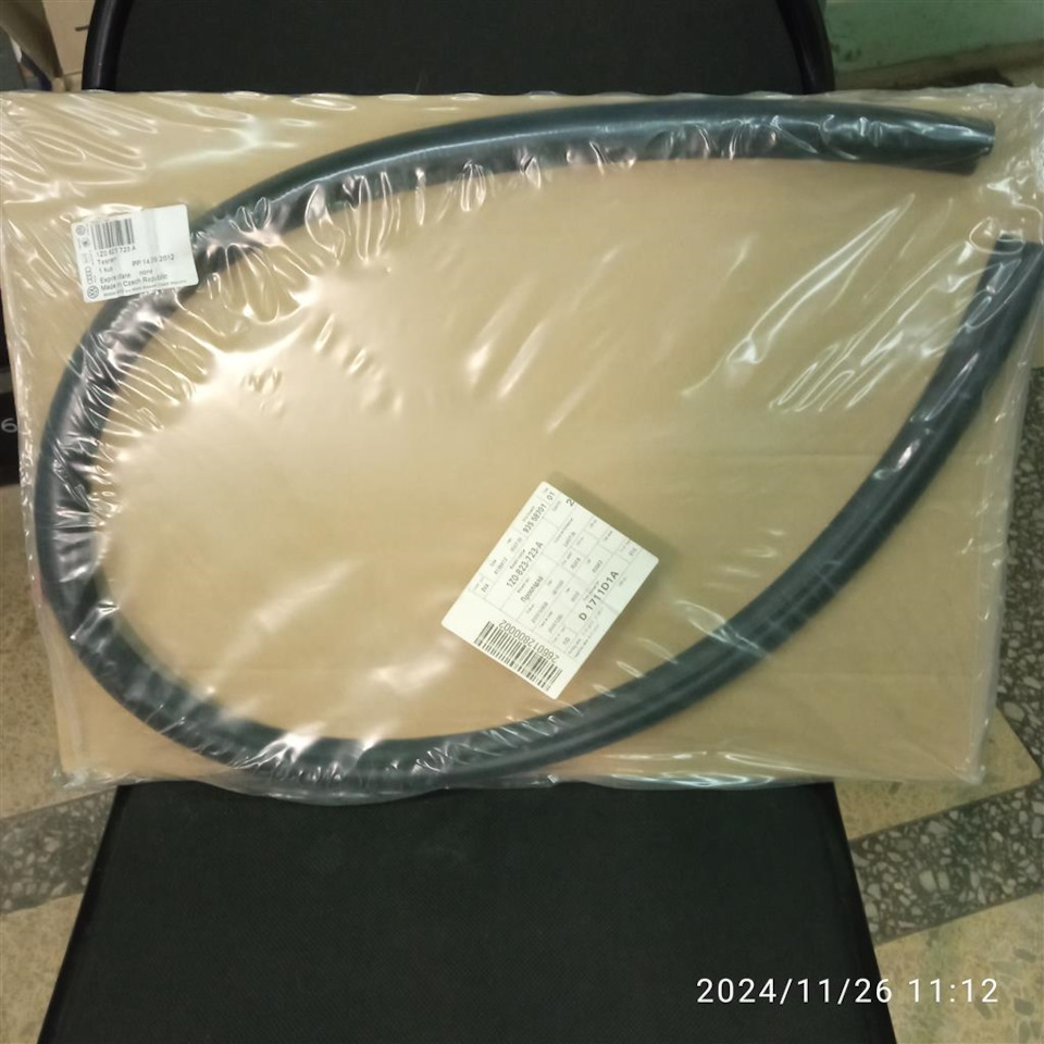 Уплотнитель капота задний 1Z0823723A. на Skoda Octavia A5 Mk2, Skoda ...