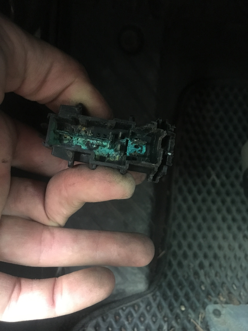 Замок водительской двери не закрывается с кнопок на ключе. Решение ...