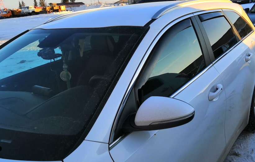 Наклеить дефлекторы на двери автомобиля. Установка дефлектора на стеклах. Крепления для ветровиков на авто. Установка дефлектора на стеклах. Дефлектор над дверью.