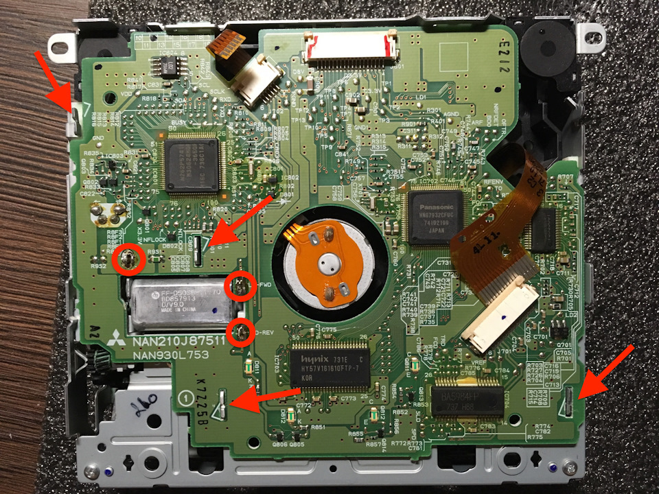 Для этого отпаиваем три контакта (обведены кружком) и отгибаем скобы (указаны стрелками), после этого плата легко снимается и ставится на новый привод. — Volvo C30