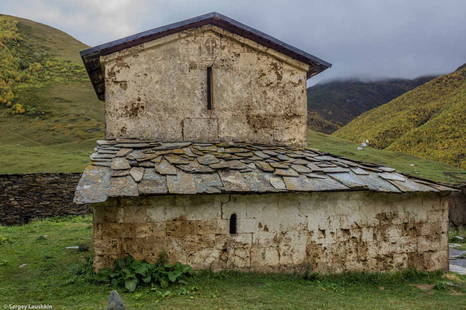 Церковь Ламария окружена забором, в конце которого находится сванская башня и две постройки. Во дворе церкви находится большое каменное кресло. Согласно легенде у общины Ушгули не было никогда старшины. 7 феодалов пытались покорить Ушгули и все были убиты. А на этом самом кресле был убит феодал Пута Дедешкелиани, который обещал покорить неприступный Ушгули. Вся община присутствовала во время убийства. — Mitsubishi Pajero Sport (2G)