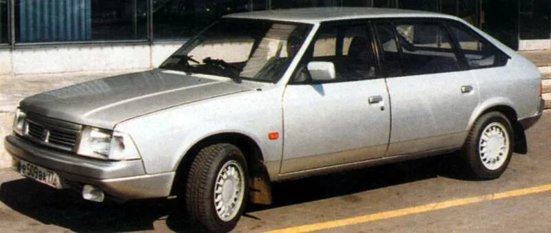 В 1996 году появился прототип первых длиннобазных автомобилей: Москвич 2141 ДБ цвета Снежная Королева, который стал собственно прототипом будущего Юрия Долгорукого. На фото один из первых Долгоруких.Напомню, Долгоруких можно поделить на ранних и поздних. Самые первые машины имели передок от 2141 (по причине того, что передка Святогора ещё не существовало, он появится на Князьях летом 97-го), а примерно с декабря 97-го пошли с обновленным передком Святогора. — Москвич 2141