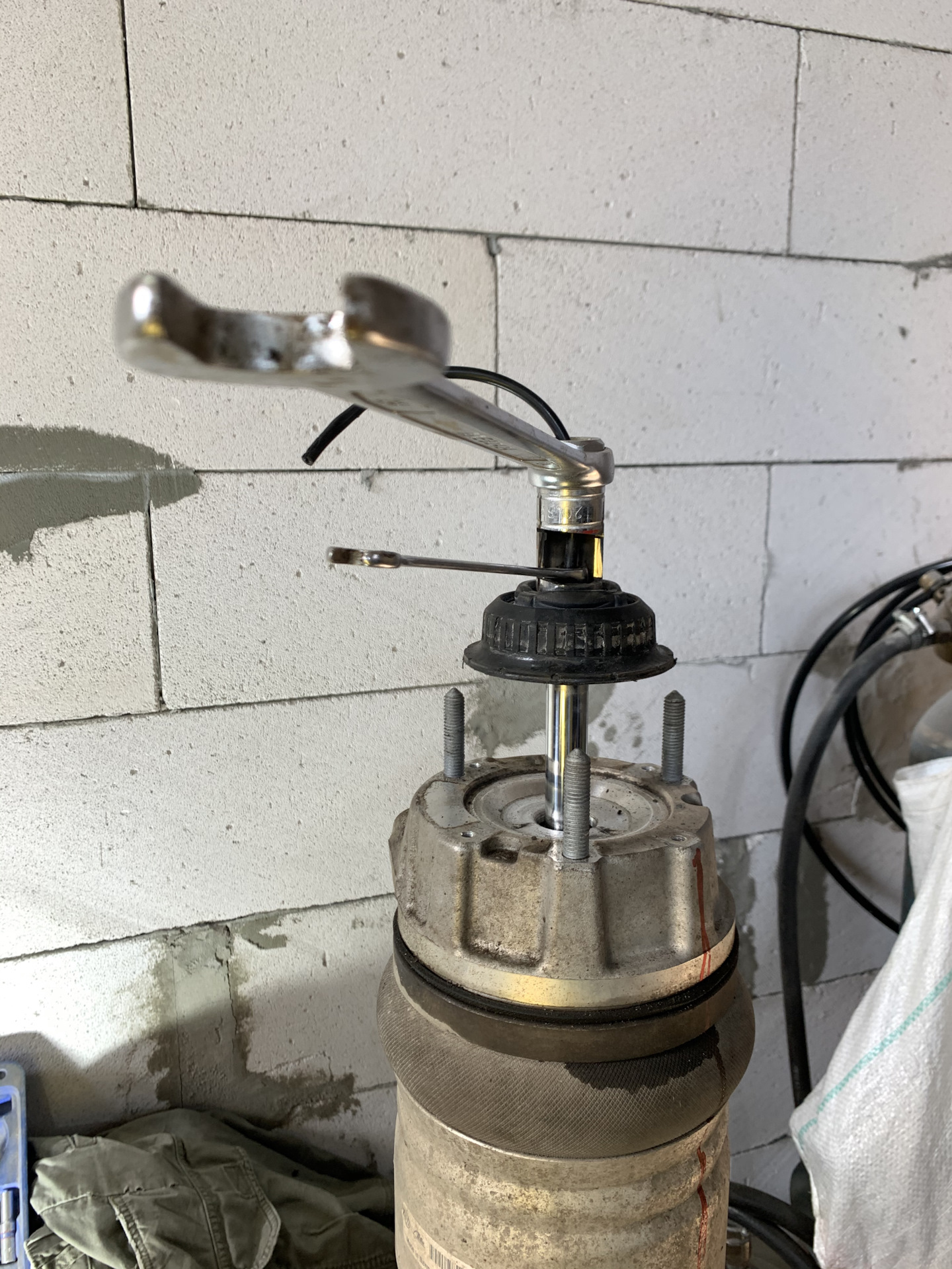 Ремонт пневмо стоек. День 1 — Volkswagen Touareg (2G), 3 л, 2012 года ...