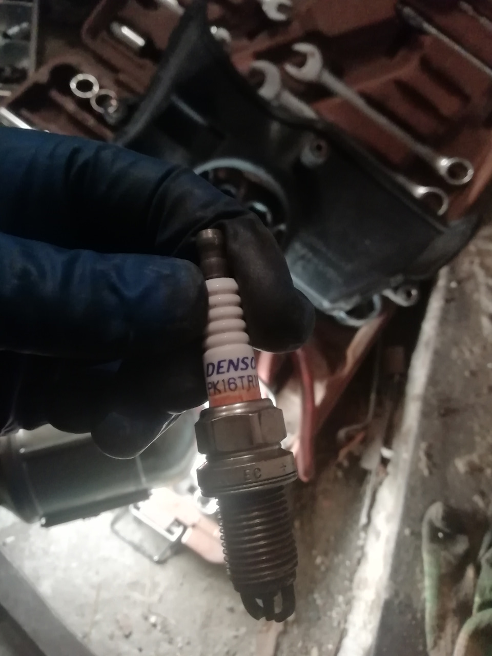 Ради интереса решил выкрутить свечи и оценить их состояние, и вот же собака, все 3 свечи где были провода масума, они все были с налётом, прошивали(((решил все 6 новых поставить, заменил — Toyota Chaser (100)