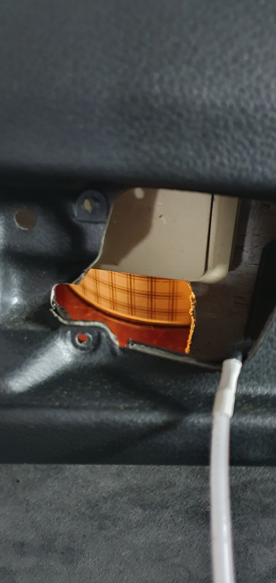 Углубление для прохода провода — Audi Q5 (1G)