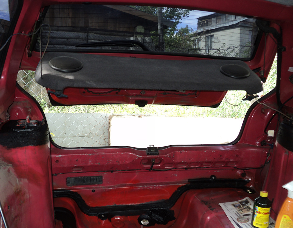 С багажным отсеком закончил, на очереди — передняя часть салона — Renault Twingo I