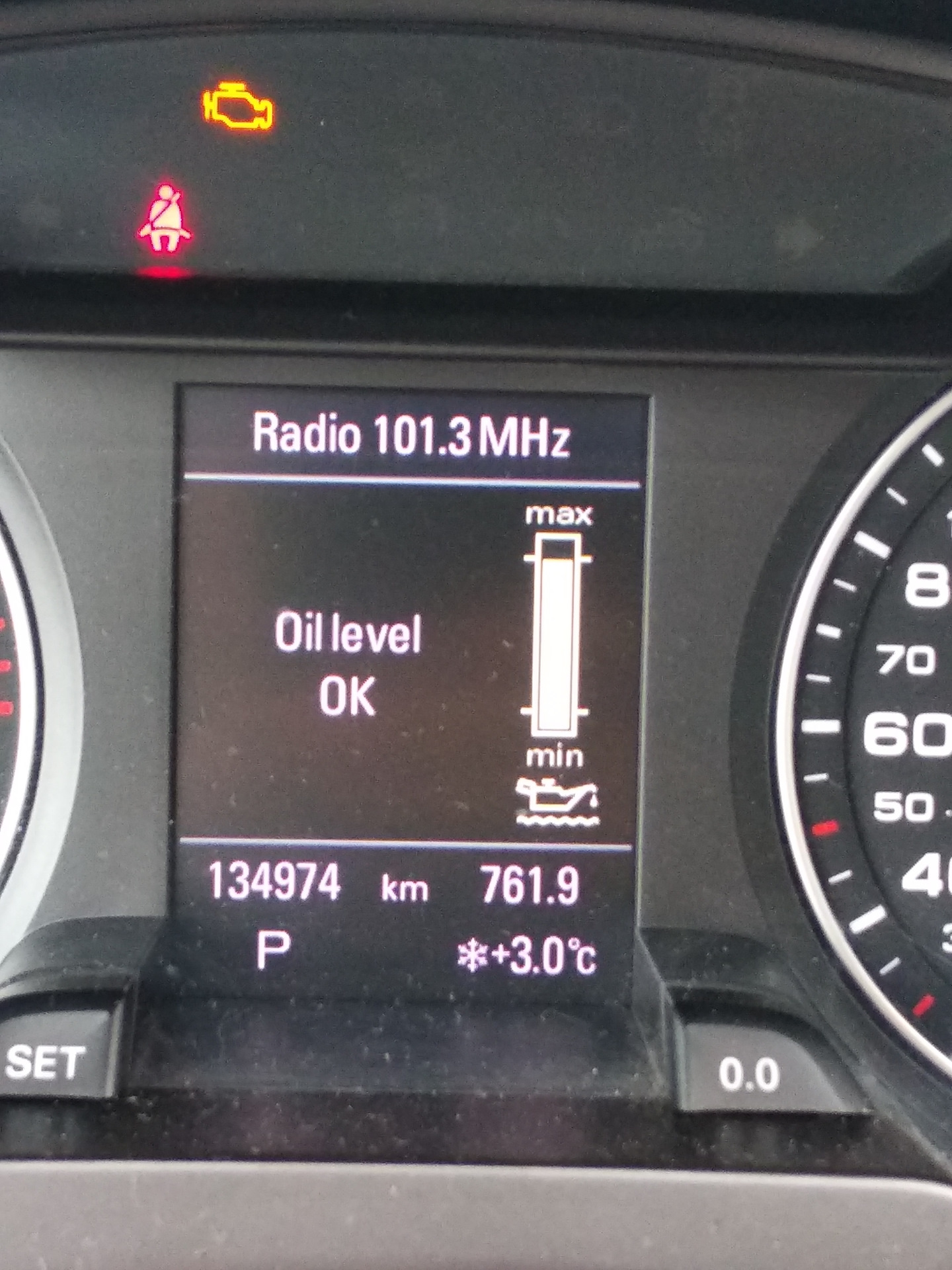Top up oil level перевод. Audi a4 b8 индикатор низкого уровня масла. Давление масла Audi a4 b8 ошибка. Oil Pressure Audi a3. Чек давления масла Ауди q3