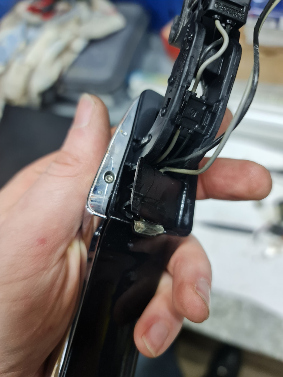 Поддеваем как на фото крепление диода. — Audi A6 (C7)