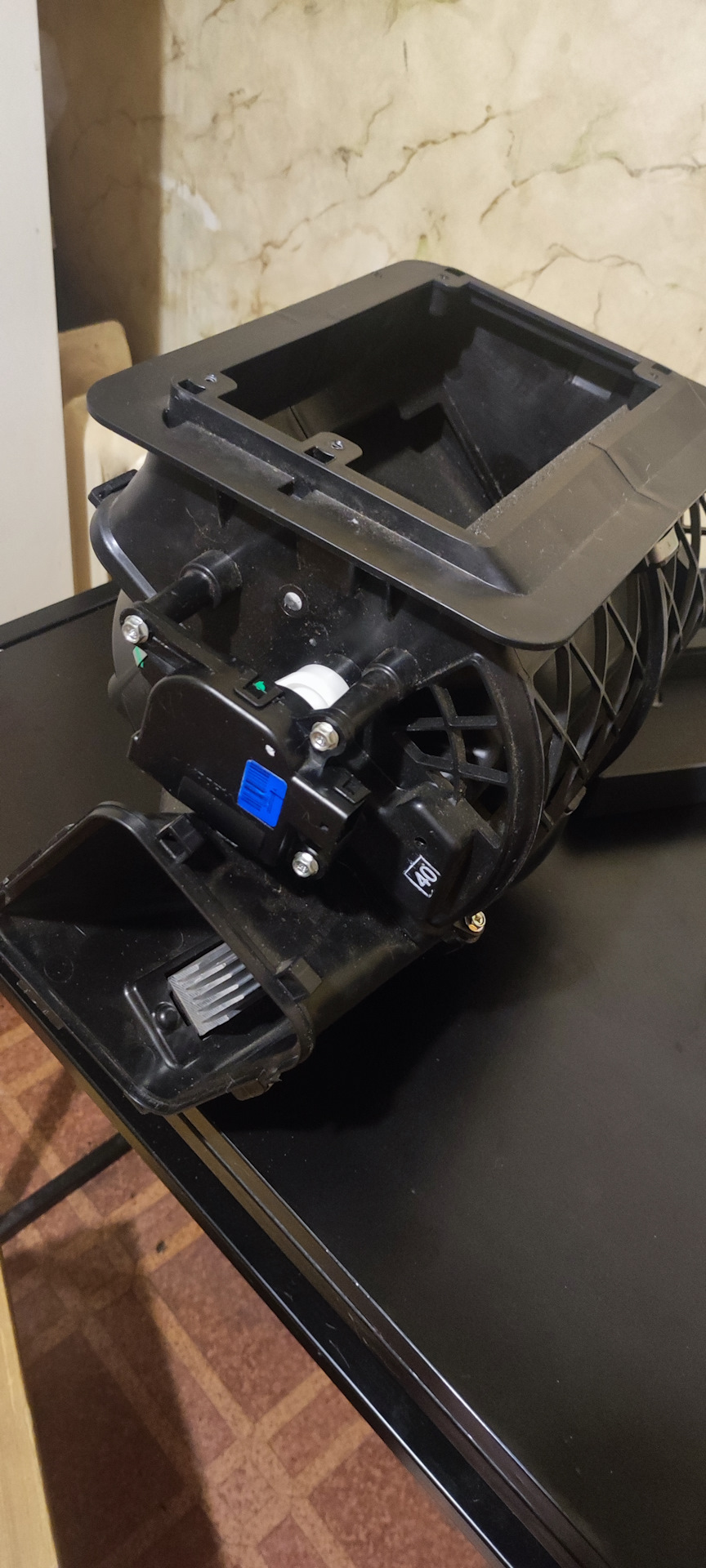 Корпус вентилятора испарителя, с электроприводом, вентилятор Bosch 21910811802000, электропривод Woory 21920-8118010-619797 — Lada Гранта Лифтбек (2G). Запчасти на фото: 21910811802000, 21920