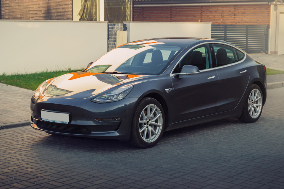 Tesla model 3 салатовая