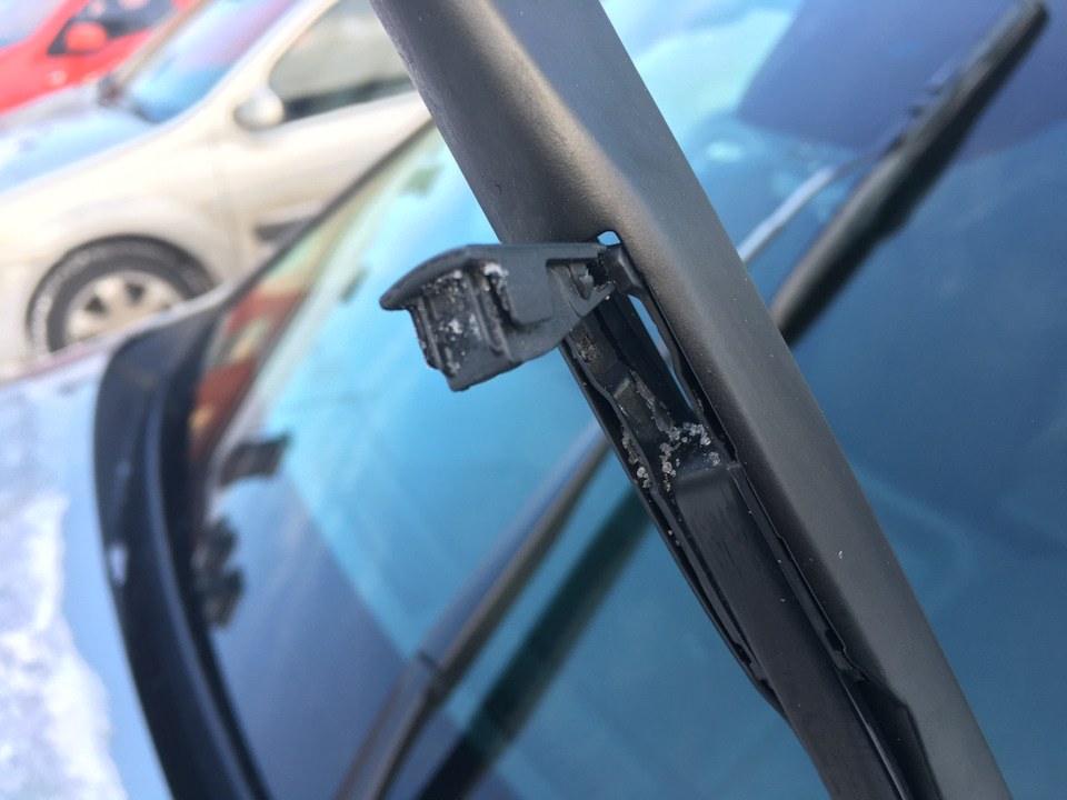 Снимаем родную, поддеваем фиксатор и вынимаем щётку с крючка . — KIA Sorento (4G)