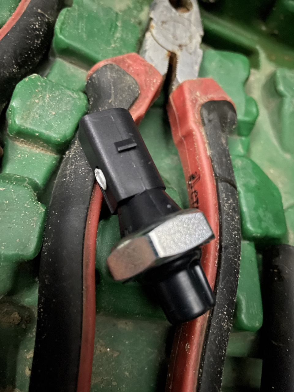 Моргает давление масла ежеминутно — Volkswagen Multivan (T5), 2 л, 2012 ...