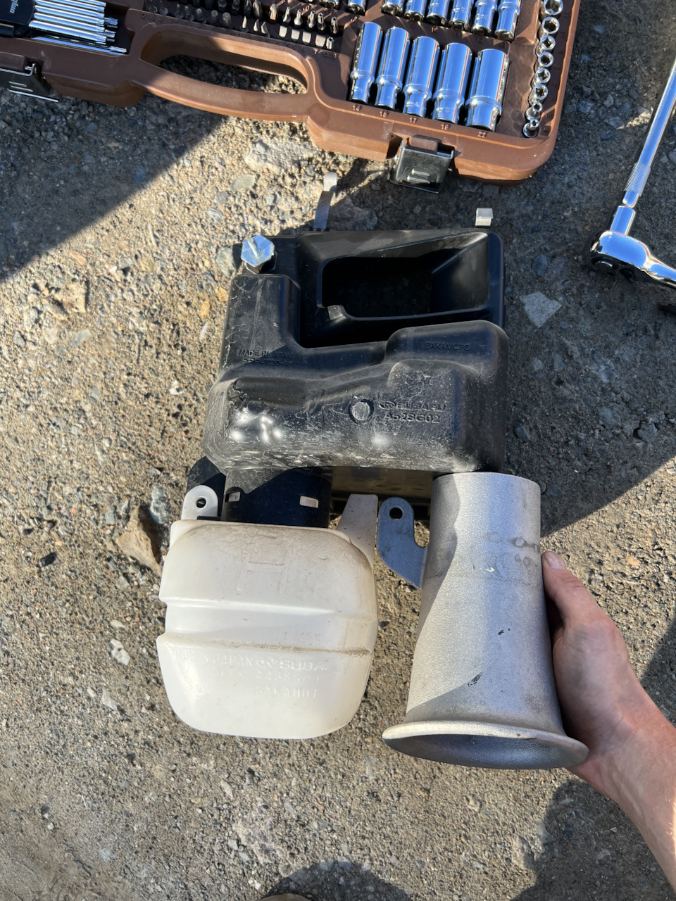 Собственно отстойничек и холодный впуск рядом) — Subaru Levorg (VM)