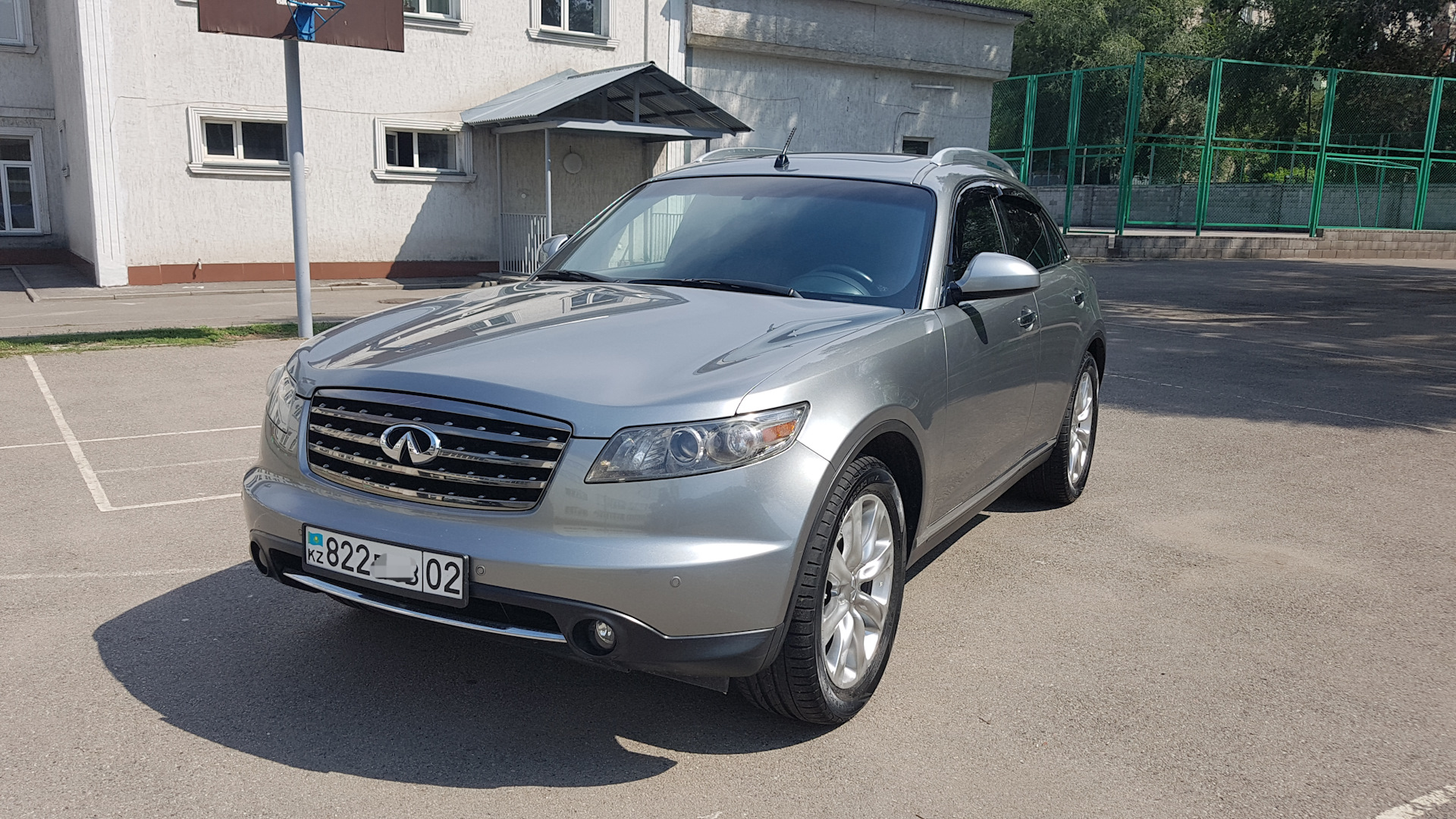 Инфинити ФХ 35 2006 года. Инфинити fx35 2006 года. Infiniti fx35 с хозяином. Финика машина за 35.