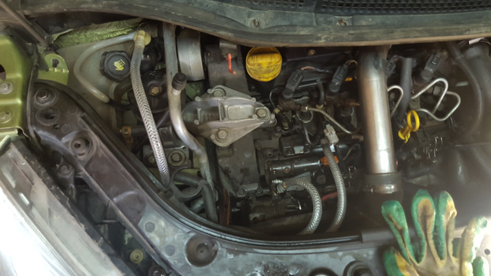 Замена масла elf 5w40 sxr — Renault Grand Scenic II, 1,5 л, 2008 года ...